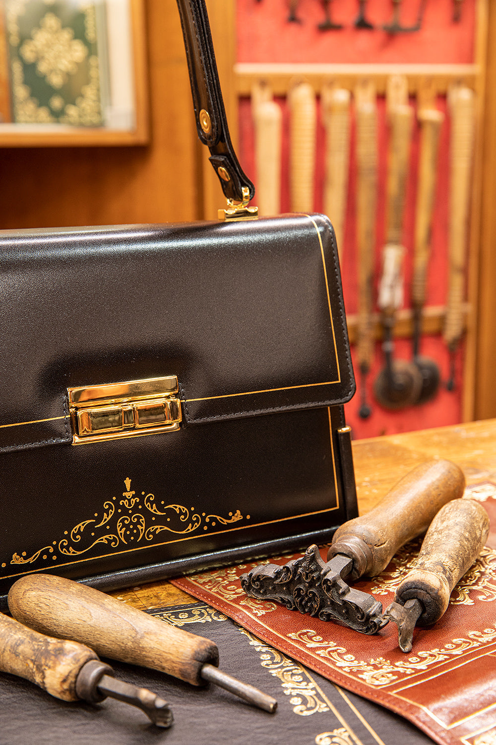 How to Spot a Quality Leather Bag: A Buyer's Guide | Misuri