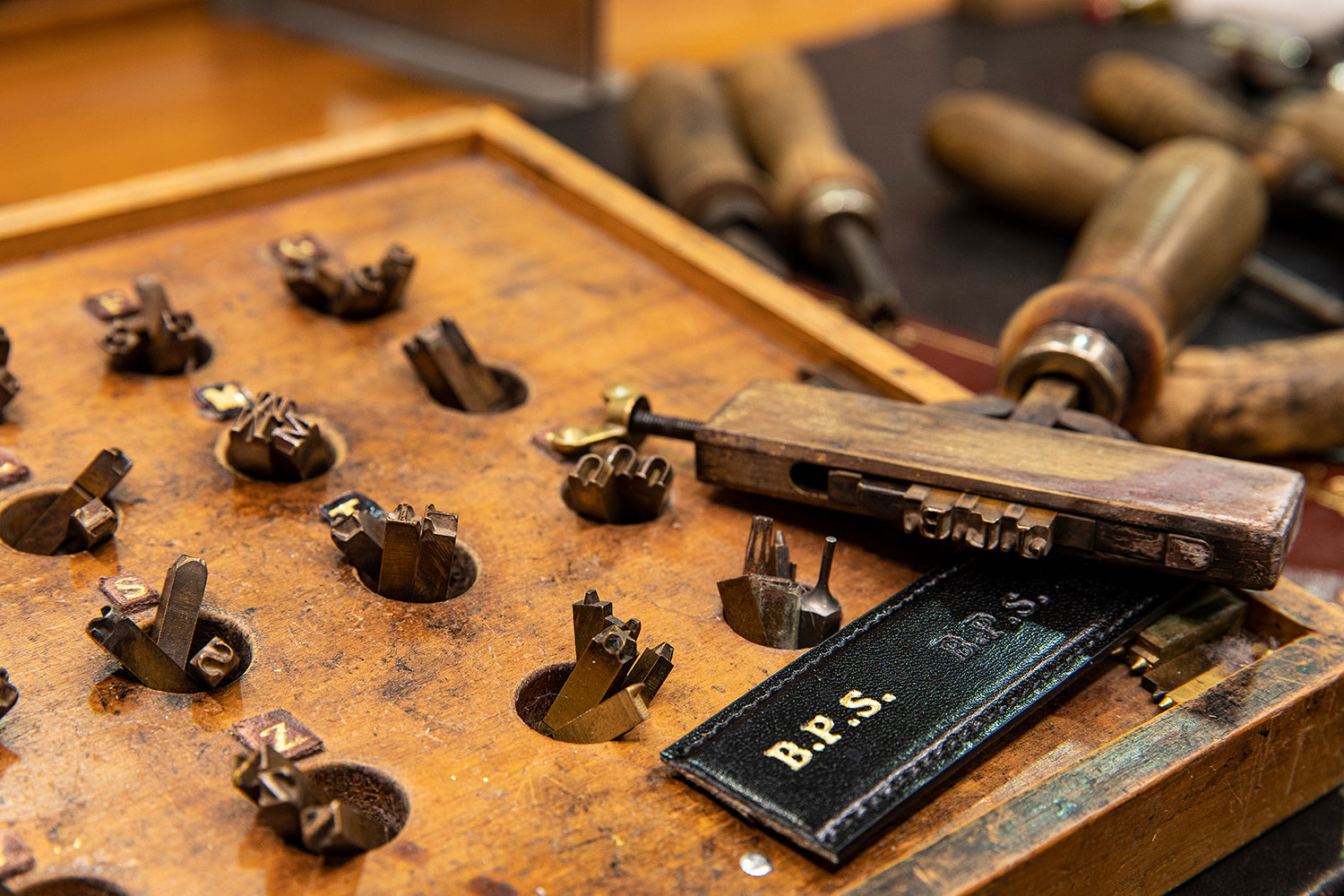 How to Personalise a Leather Bag Without Overdoing It