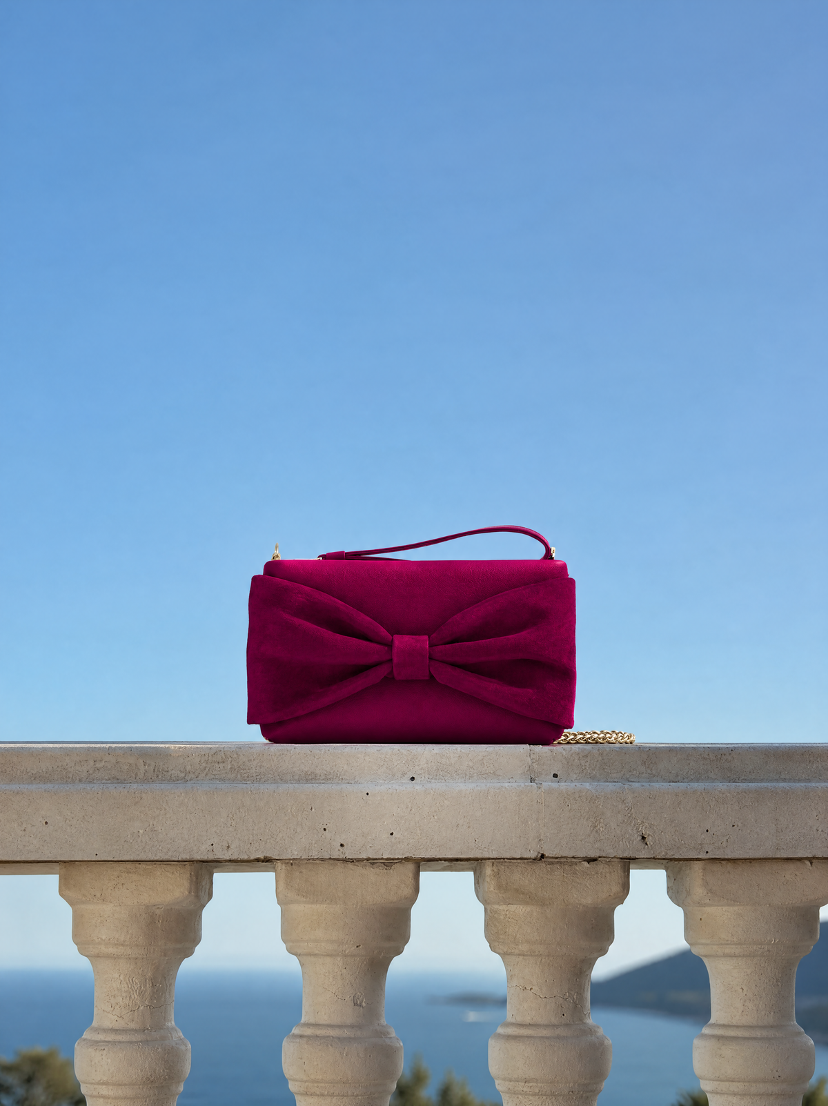 How to Wear a Wristlet Purse: A Practical Style Guide
